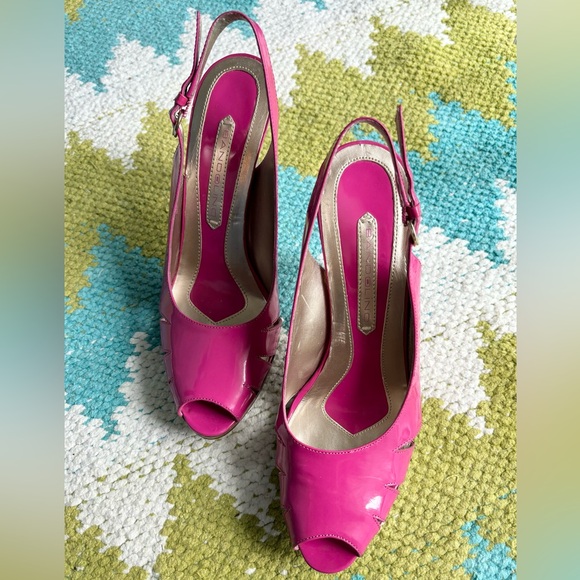 New BANDOLINO fuchsia pink patent leather peep toe sling backs with wood heel 8M - Picture 3 of 5